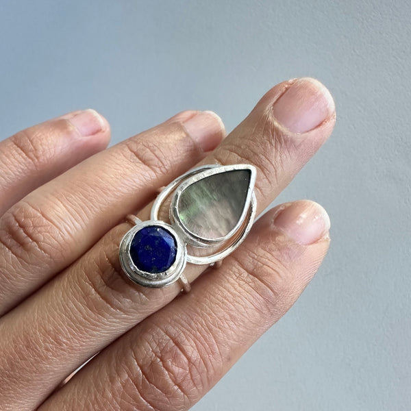 Mother of Pearl + Lapislázuli Ring