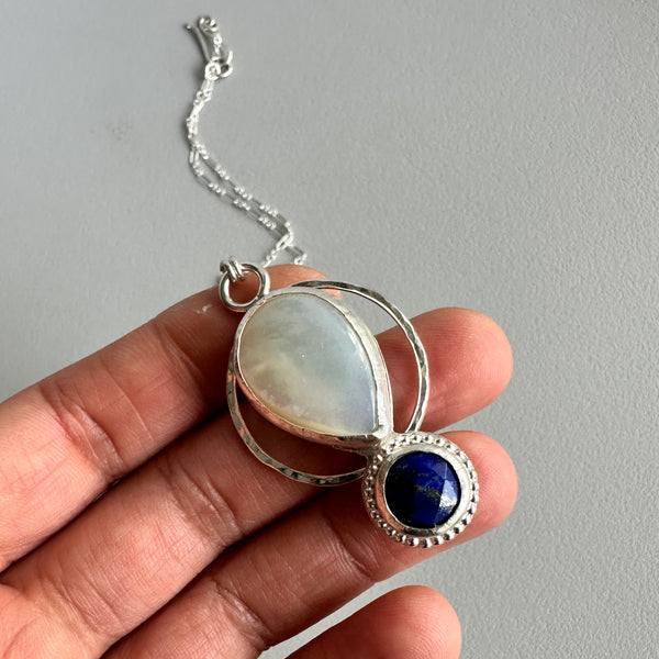 Mother of Pearl + Lapislázuli Moon Pendant