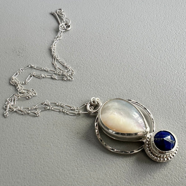 Mother of Pearl + Lapislázuli Moon Pendant