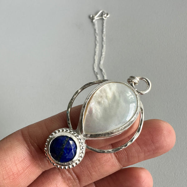 Mother of Pearl + Lapislázuli Moon Pendant