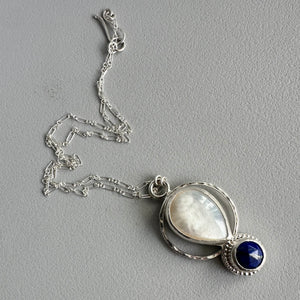 Mother of Pearl + Lapislázuli Moon Pendant