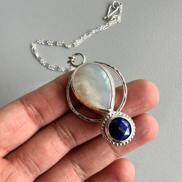 Mother of Pearl + Lapislázuli Moon Pendant